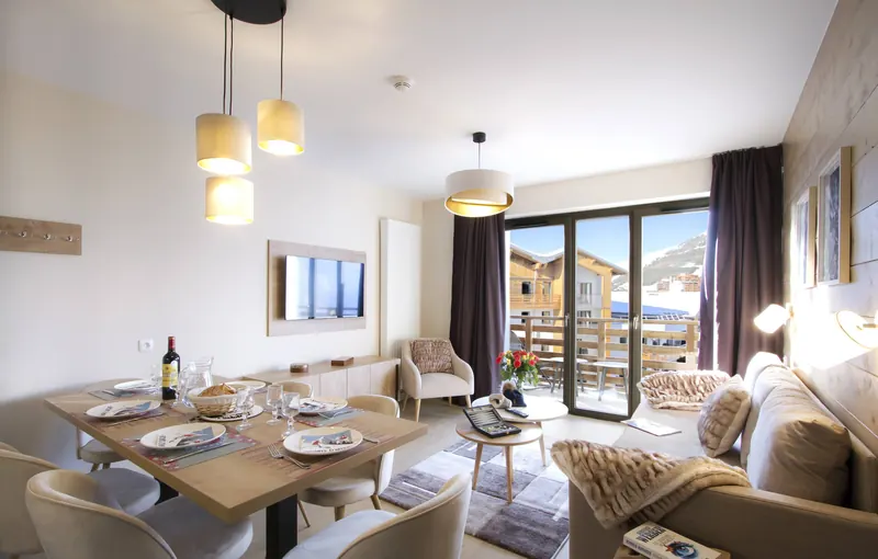 Odalys Collection Résidence l'Éclose, salon z jadalnią w apartamencie